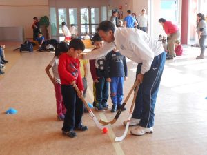 Dario Rigo e i piccoli alle prese col bastone