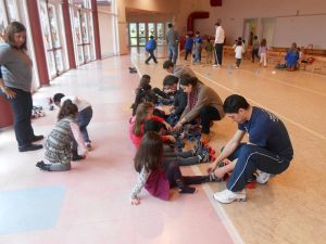 I bambini mettono i pattini per i primi passi