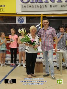 2015 - Il presidente Andrea Greco consegna un mazzo di fiori alla Signora Bruna Faccin