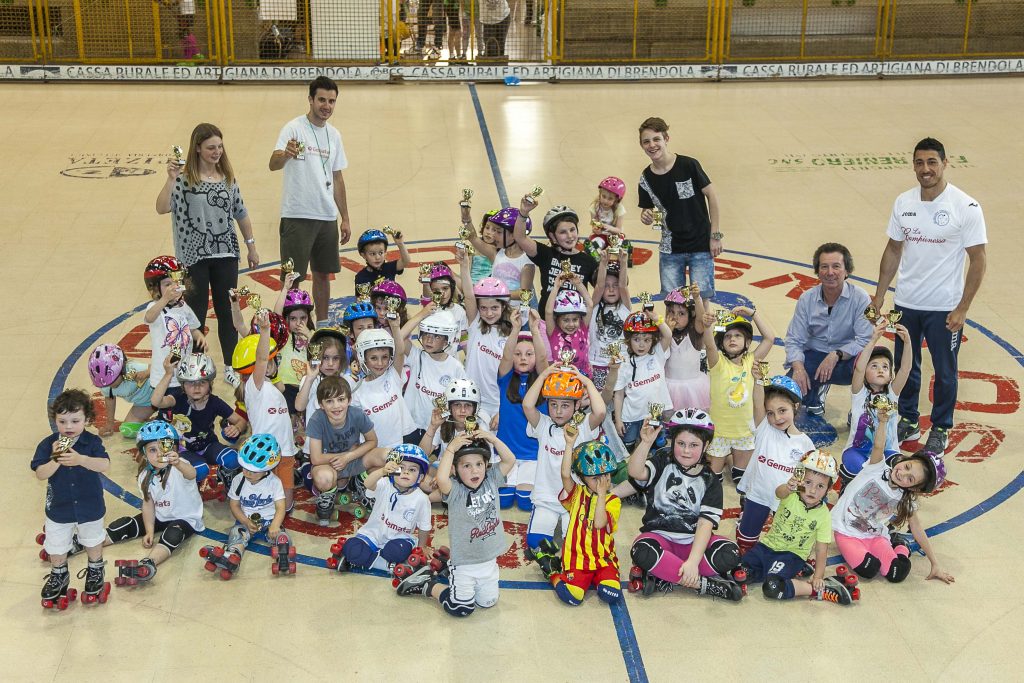 I bambini alzano felici al cielo la coppa ricevuta